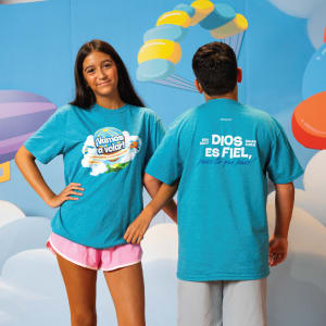 Teens wearing VBS shirts in Spanish