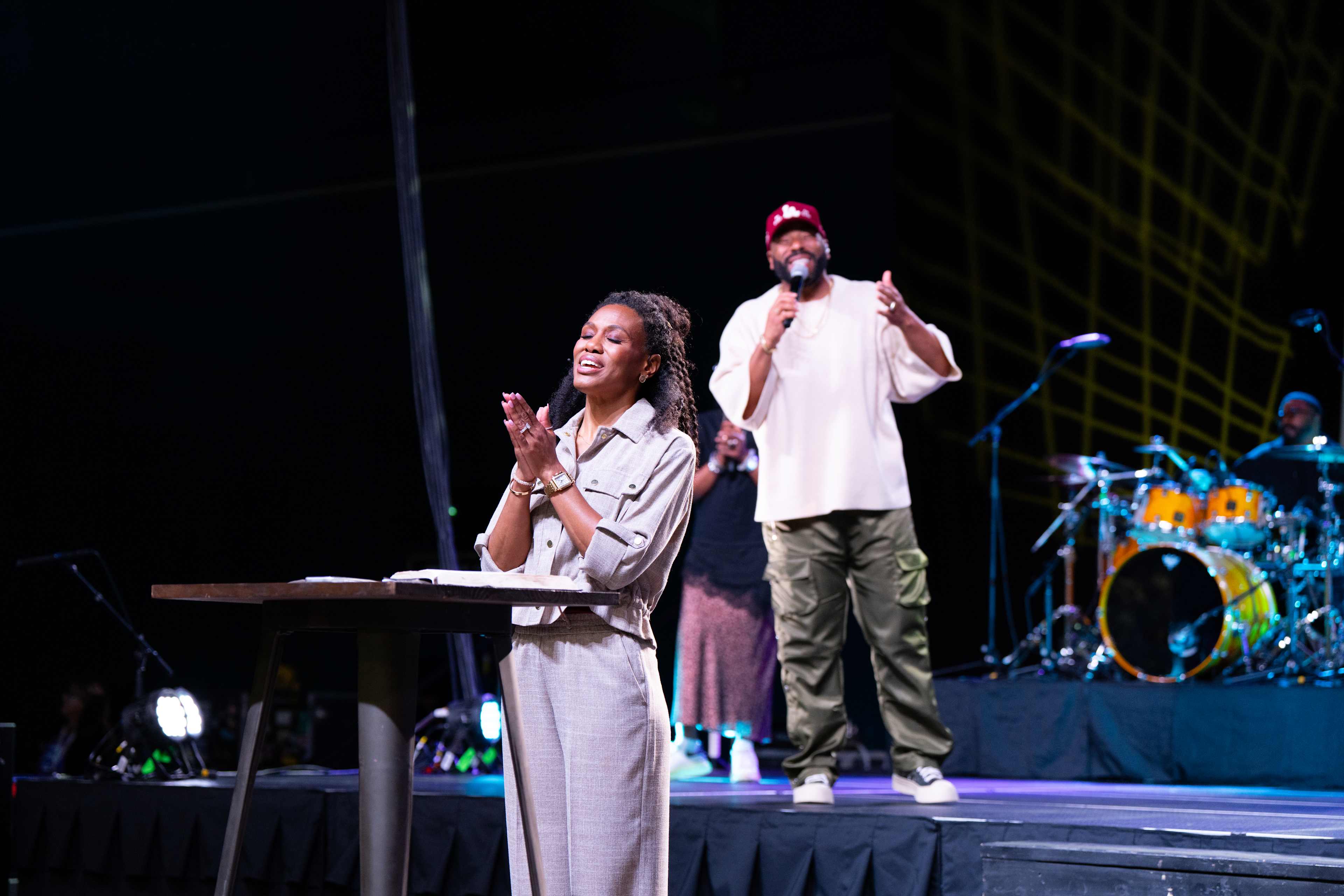 Priscilla Shirer and Anthony Evans singing on stage